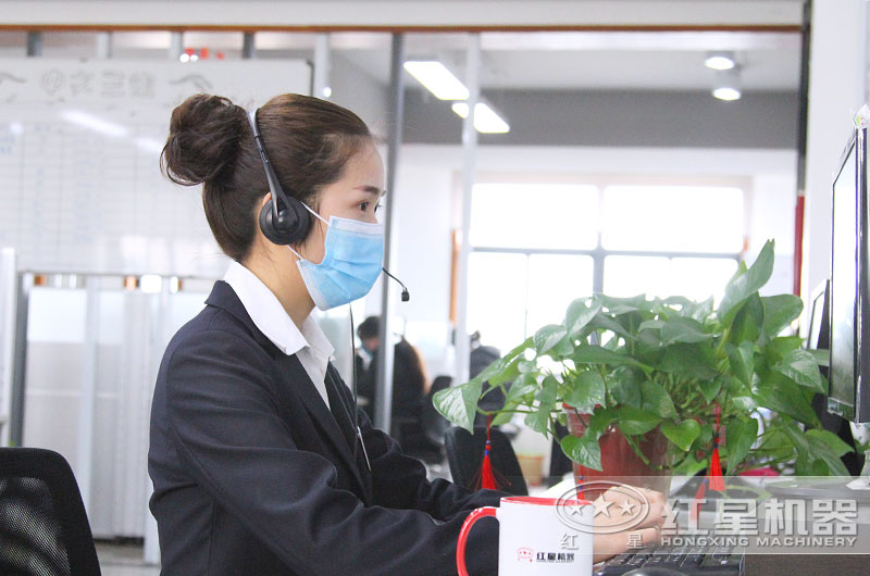 24小時(shí)客服全身心工作，用專注點(diǎn)亮了責(zé)任